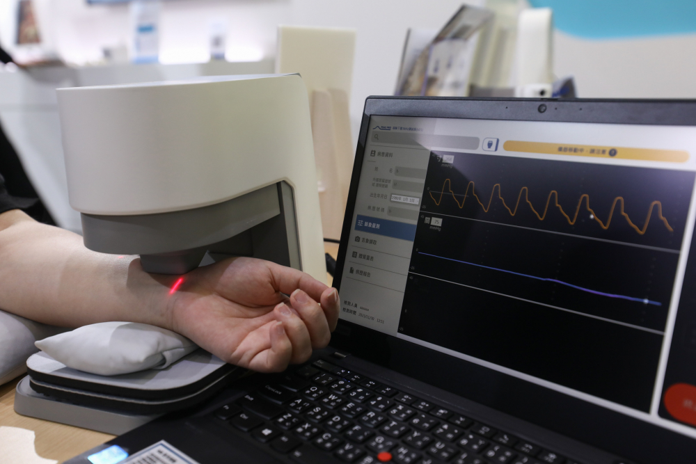 非凡娱乐耘康脈象檢測系統透過電腦精準控制升降系統，還原中醫師三指把脈過程的舉、按、尋手法，將脈象感受轉化成數據，未來可結合大數據分析，實現智慧醫療及準確性